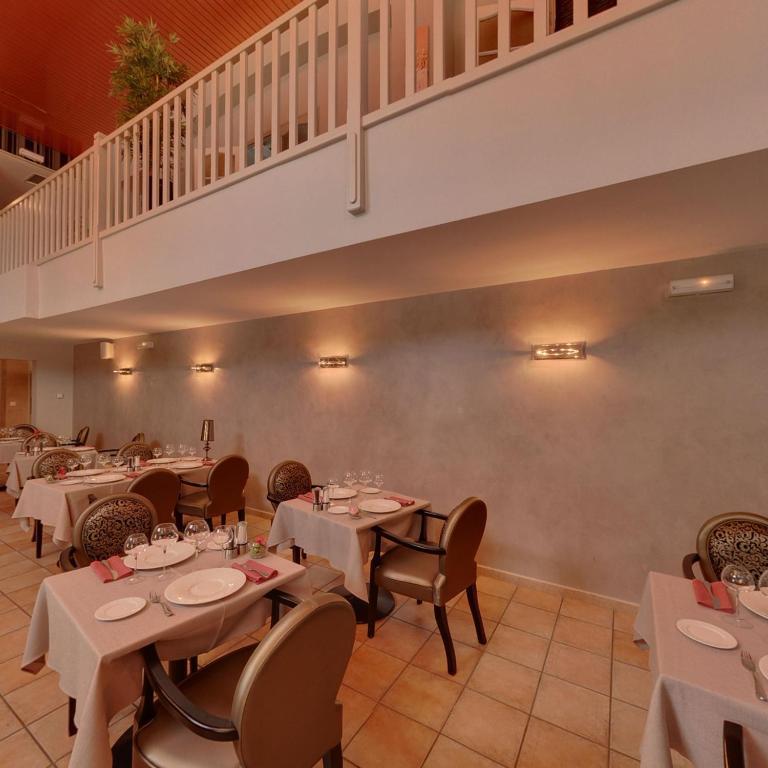 Le Domaine Des Oliviers Hotel Pierrelatte Eksteriør billede